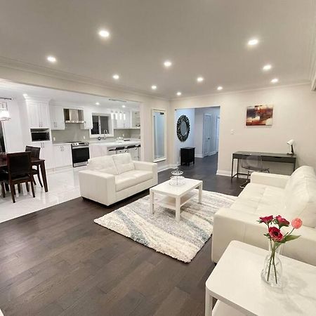 3-Bedroom Modern Luxury Apartment In The Heart Of City Торонто Екстер'єр фото