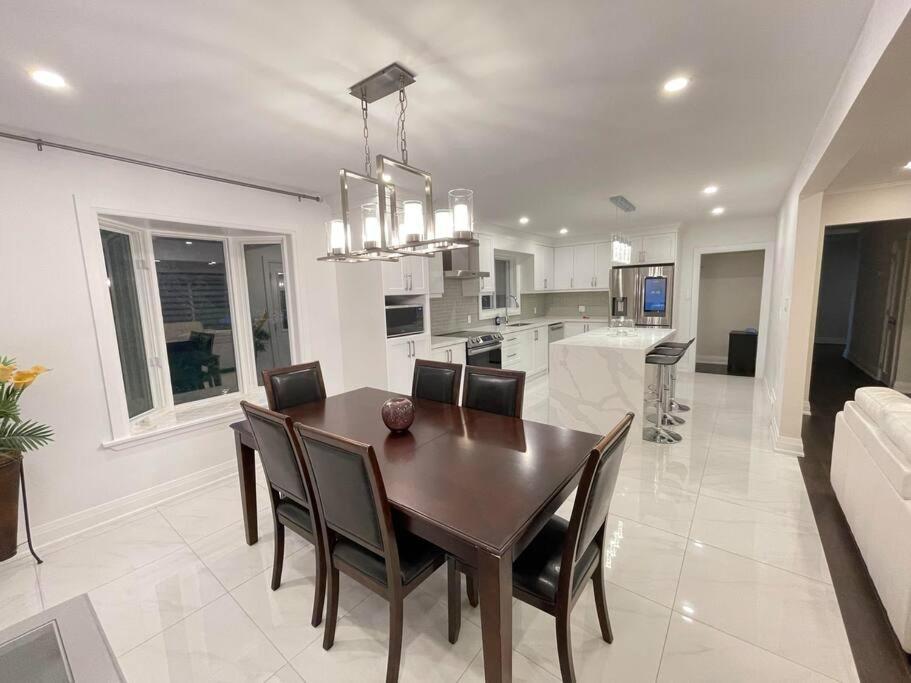 3-Bedroom Modern Luxury Apartment In The Heart Of City Торонто Екстер'єр фото