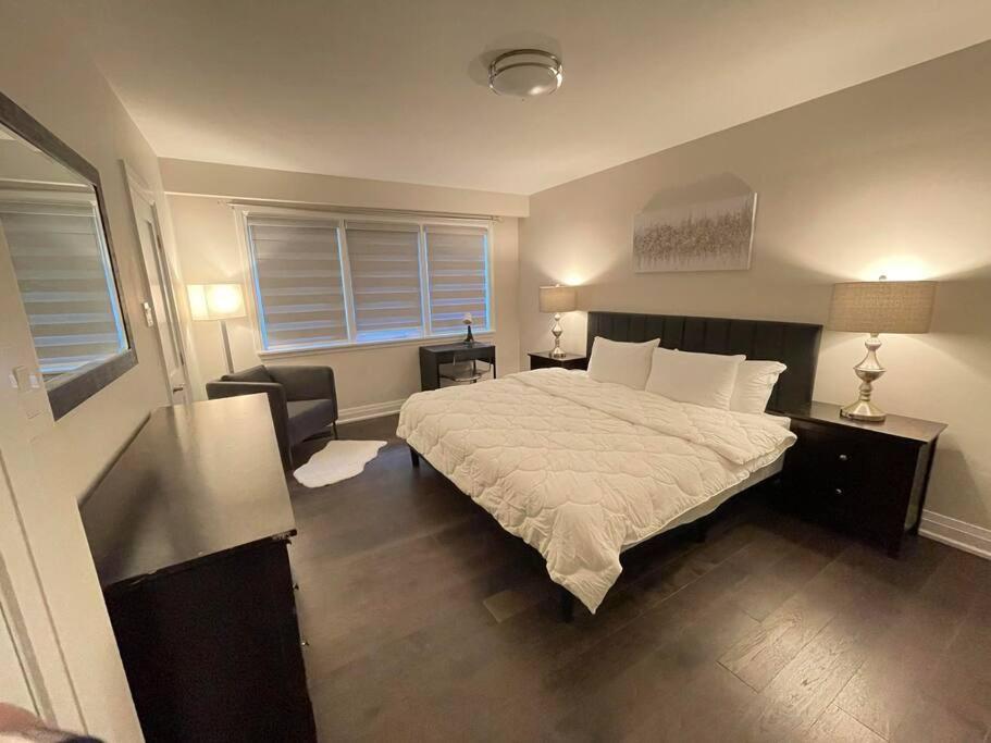 3-Bedroom Modern Luxury Apartment In The Heart Of City Торонто Екстер'єр фото