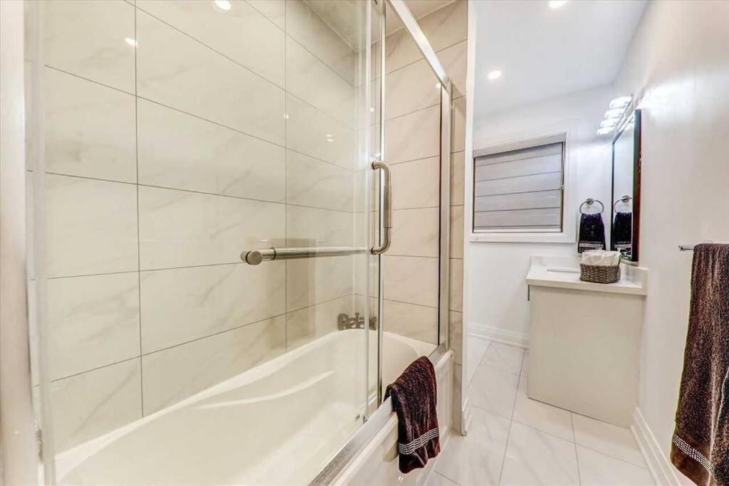 3-Bedroom Modern Luxury Apartment In The Heart Of City Торонто Екстер'єр фото