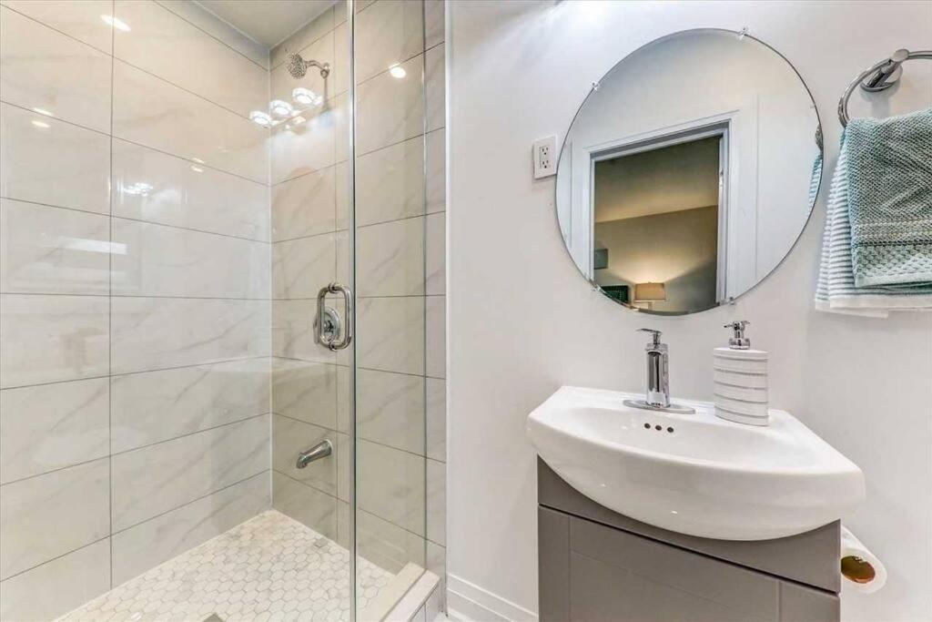 3-Bedroom Modern Luxury Apartment In The Heart Of City Торонто Екстер'єр фото