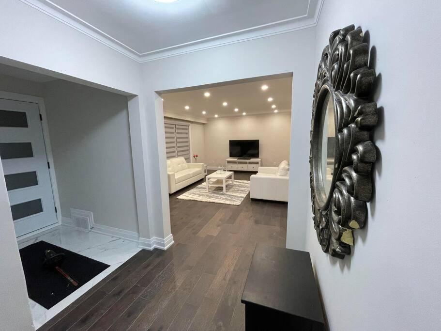3-Bedroom Modern Luxury Apartment In The Heart Of City Торонто Екстер'єр фото