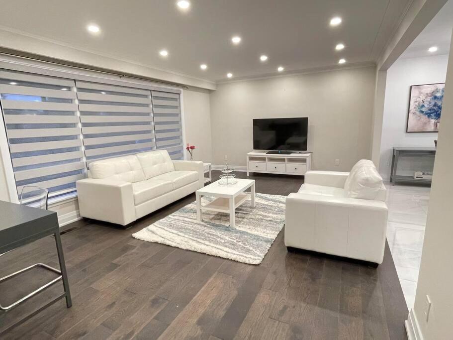 3-Bedroom Modern Luxury Apartment In The Heart Of City Торонто Екстер'єр фото