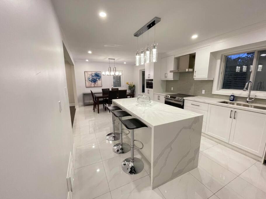 3-Bedroom Modern Luxury Apartment In The Heart Of City Торонто Екстер'єр фото