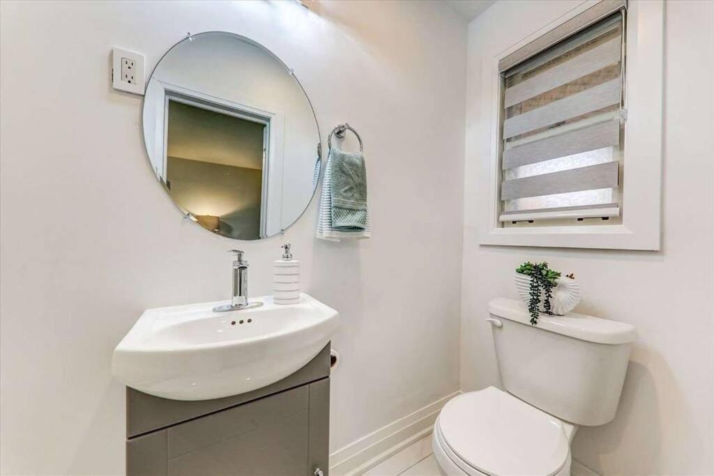3-Bedroom Modern Luxury Apartment In The Heart Of City Торонто Екстер'єр фото