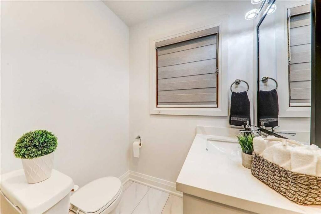 3-Bedroom Modern Luxury Apartment In The Heart Of City Торонто Екстер'єр фото