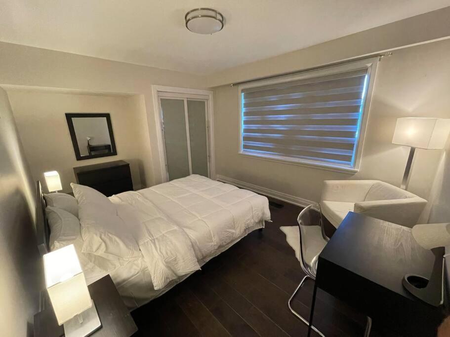 3-Bedroom Modern Luxury Apartment In The Heart Of City Торонто Екстер'єр фото
