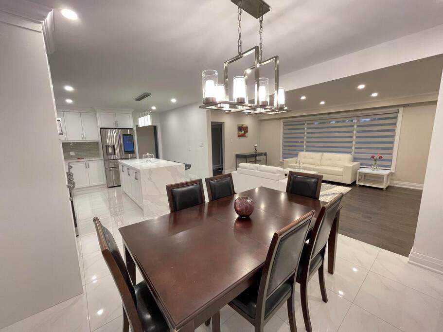 3-Bedroom Modern Luxury Apartment In The Heart Of City Торонто Екстер'єр фото