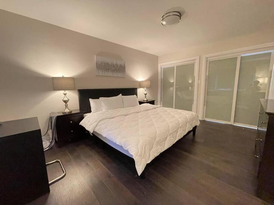 3-Bedroom Modern Luxury Apartment In The Heart Of City Торонто Екстер'єр фото