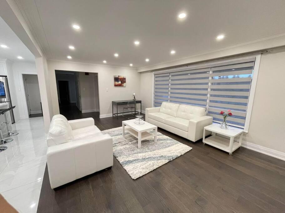 3-Bedroom Modern Luxury Apartment In The Heart Of City Торонто Екстер'єр фото